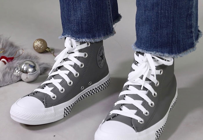 T n h ng gam mau c i n ng c p tren thi t k c a Converse xam